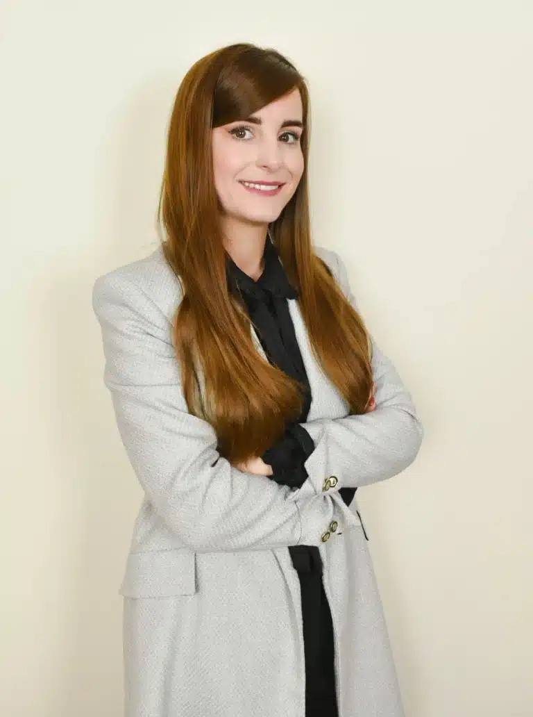 Sara Pérez — Abogada especialista en reclamaciones a aerolíneas Retrato de Sara Pérez, abogada senior en CIMA y Asociados.