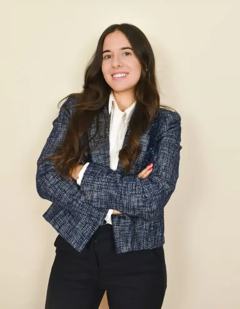 Silvia Tejón — Abogada especialista en reclamaciones a aerolíneas Retrato de Silvia Tejón, abogada senior especialista en derecho procesal.